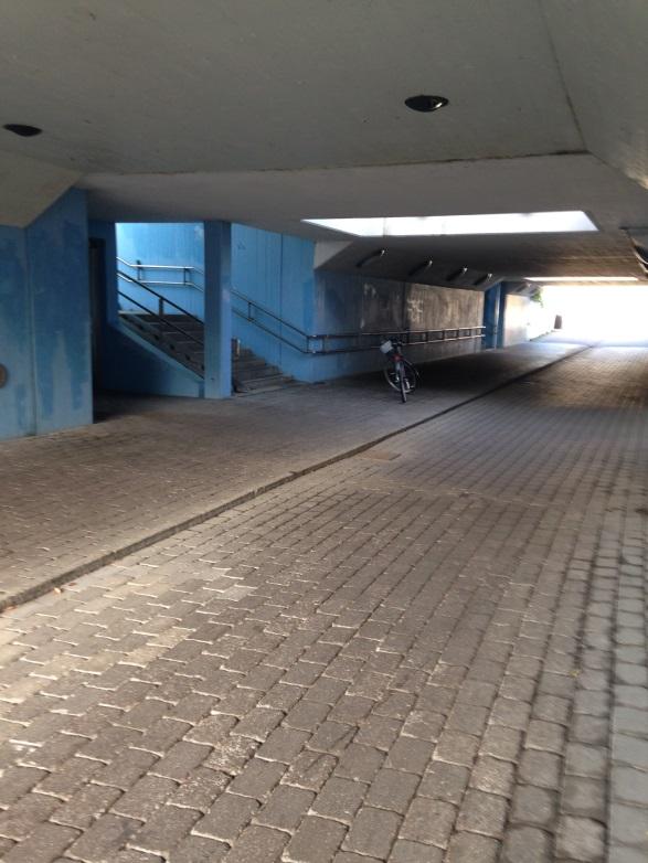 1. Gång- och cykeltunneln vid resecentrum När man kommer nedspringande för trappan är man ej medveten om att man kommer rakt ut på en gång/cykelväg.