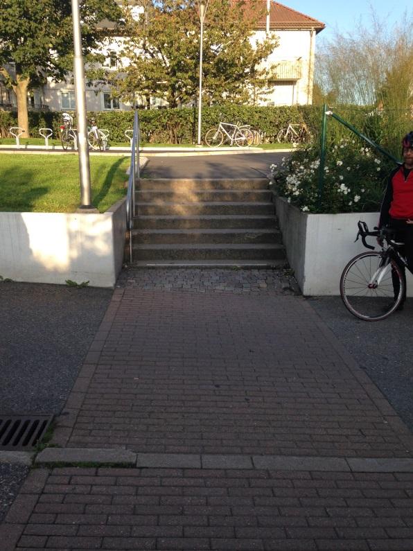 2. Trappa upp mot Östra villastaden Skyltning saknas.
