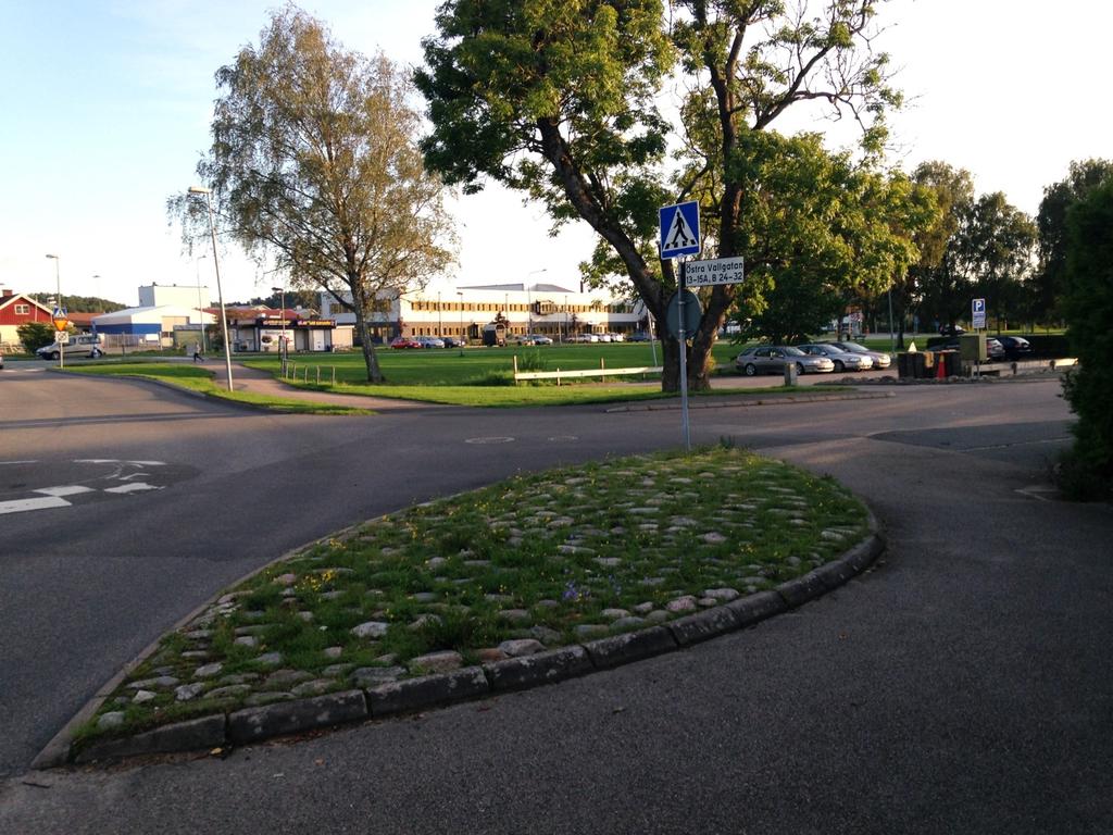 6. Östra långgatan Söderåleden Skyltning saknas på snutten ut mot