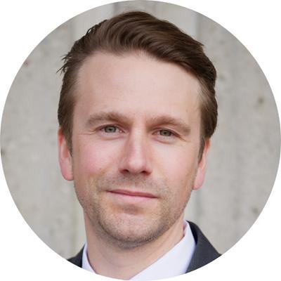 Bakom sig har han också ett mångårigt engagemang i Moderaterna där han bland mycket annat var vice ordförande för partiets största förening i. Har två barn och spelar gärna tennis. 29.
