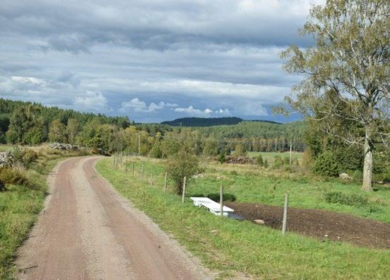 De större vattendragen går huvudsakligen tvärs huvudriktningen för en järnväg mellan Linköping och Tranås.