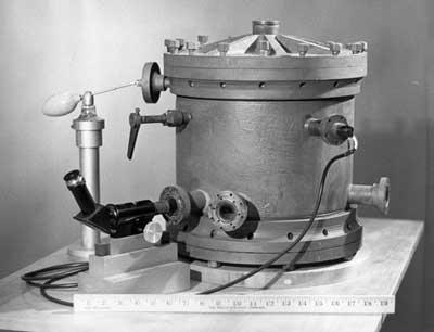 Elektronens laddning R. A. Millikan mäter 1913 elektronens laddning m.h.a. små oljedroppar i ett elektriskt fält.