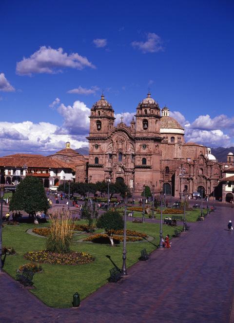 Dag 3: Lima till Titicaca. Morgon transfer till Lima flygplats för inrikesflyg till Juliaca. Väl framme, så åker man transfer till Puno. Staden är belägen längs Lake Titicaca.