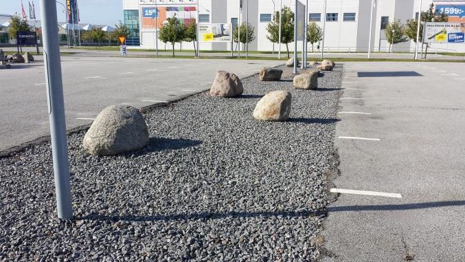 2 Krossdike Längs planområdesgränsen som vetter mot grönområdet nordväst om planområdet föreslås en skålformad gräsyta med kupolbrunnar.