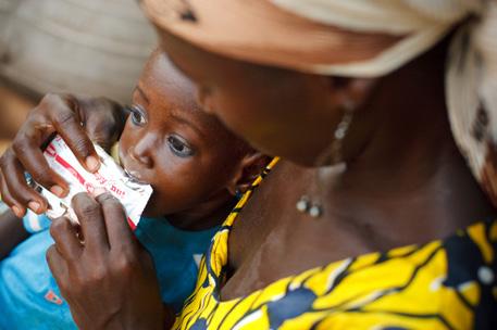 UNICEF såg till att fler än 210 000 barn under året fick behandling med näringsrik nötkräm som gör att undernärda barn snabbt går upp i vikt.
