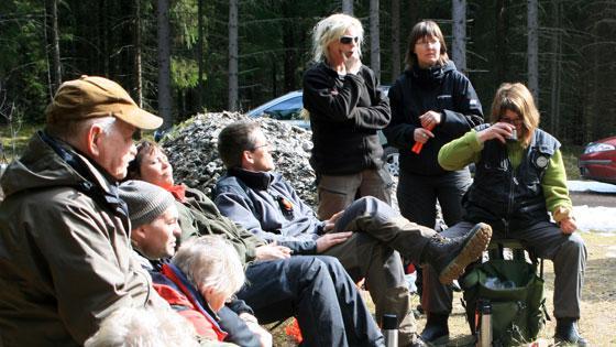 Eftersom vi hade en bit att åka ut till markerna körde vi gemensam lunch ute i skogen. Vilket inte var helt fel i solskenet!