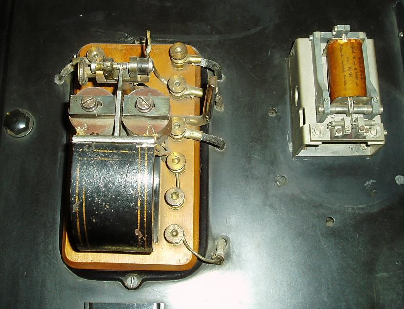 Första (till höger) och andra telegrafreläerna strömmen var batterier på 48 volt, och strömmen begränsades med motstånd till cirka 30 milliampère.