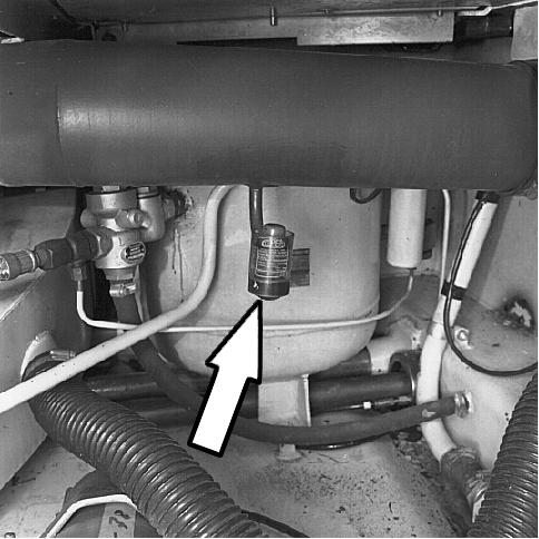 Lock över luftintag och luftrenare Indikator På insugningsröret mellan luftrenaren och turbokompressorn sitter en tryckfallsindikator. Den visar rött i skalfönstret när filtren är igensatta.