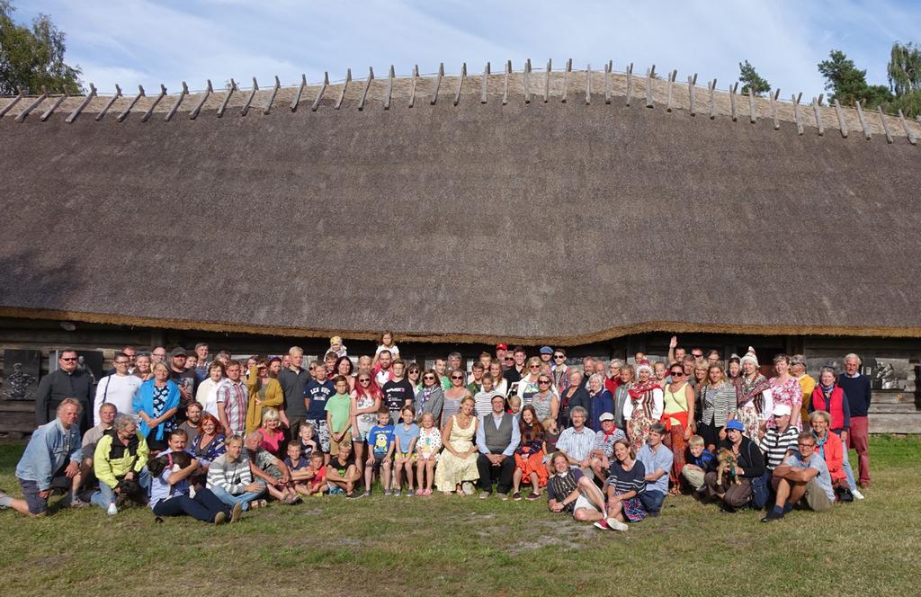 20 öppnar alla dörrar. På så vis ledde Hapsals fotoklubbs frivilliga arbete till den svartvita fotoutställningen Runöetyder, som formgavs och färdigställdes av Egon Erkmann.