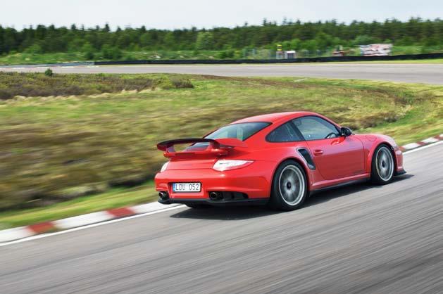 Porsche 911 GT2 RS är inte bara historiens mest våldsamma 911, den är även Porsches vassaste gatbil någonsin en turboladdad spikpistol som pissar på forna storheter som Carrera GT och andra