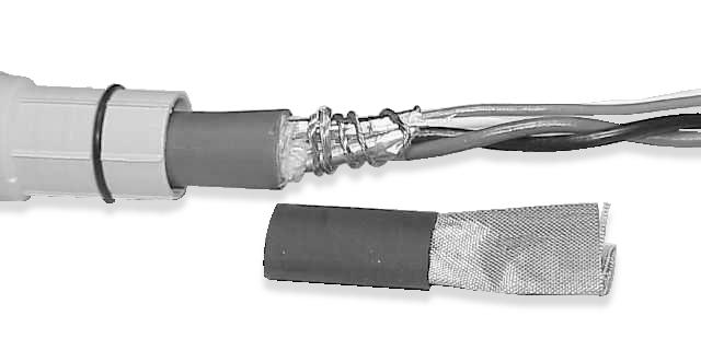 Ta bort 114 mm (4 ½ in.) av kabelomhöljet. b. Ta bort den genomskinliga lindningen inuti kabelomhöljet och ta bort utfyllnadsmaterialet mellan kablarna. c.