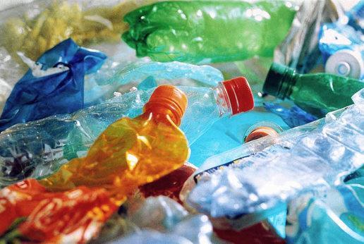 c Mysteriespelet Plastproduktionen 06 'Plast' refereras till många olika typer av syntetiska material som görs primärt av råolja.