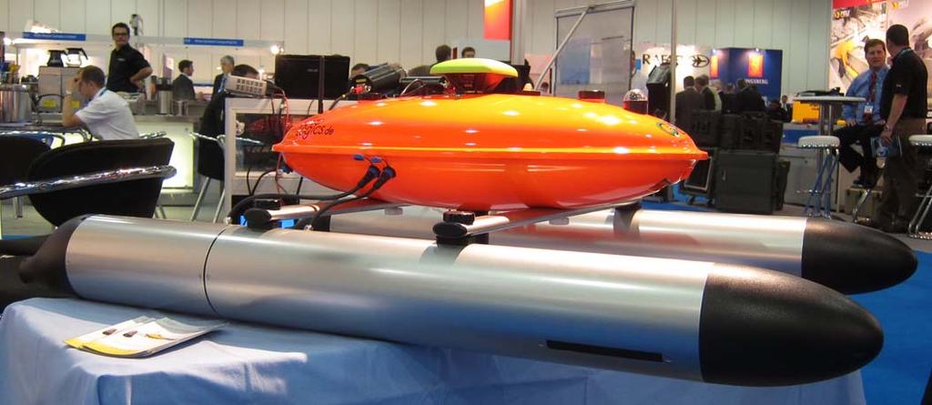 Den kan lätt transporteras och monteras av en person tack vare att pontonerna som även rymmer sidescan sonar, batterier och motorer, är löstagbara.