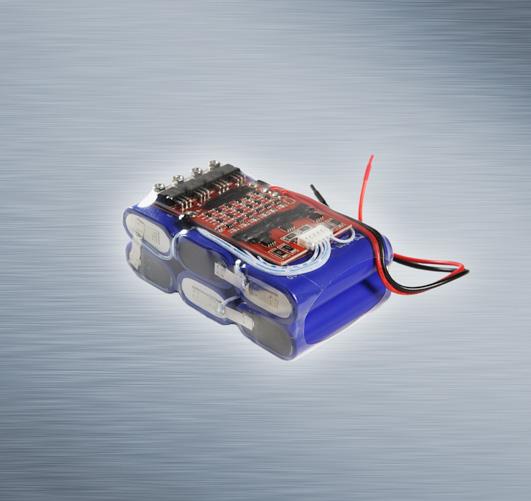 Bilden visar ett litium-jonbatteri monterat med elektronik som skyddar batteriet mot kortslutning, underladdning och överladdning.