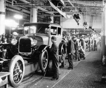Historik Före industrialiseringen: styckevis produktion genom hantverk, hantverkaren garanterade kvaliteten, hade överblick över tillverkningsprocessen. Industrialiseringen: medförde massproduktion.