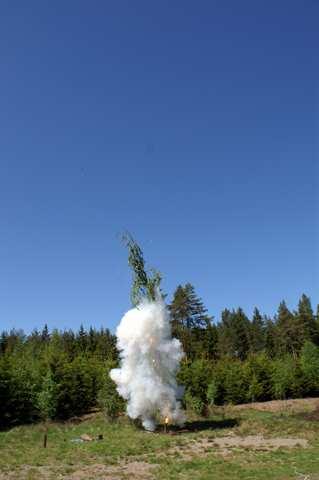 Vi skjuter även med pyroteknisk katapult och kraftiga knallskott i marken under sekvensskjutning för simulering av anfall av automatkanon.