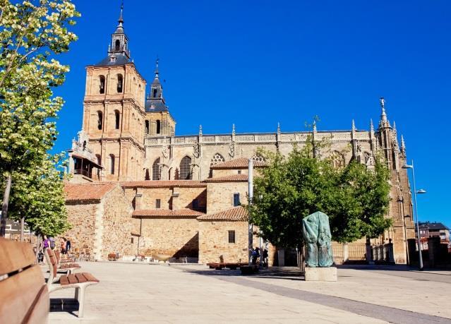 León var eget kungarike från år 910 1230 och då den viktigaste staden i hela Spanien, detta trots att morerna år 988 plundrades och förstördes staden.
