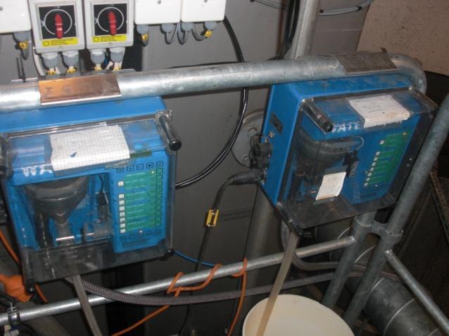 Figur 7 Provtagare temperatur/referenslinjen Figur 8 Provtagningsflaskor ALcontrol 3.1.2. Experiment och analyser Under hela provtagningsperioden gjordes experiment och analyser på plats varje vecka.