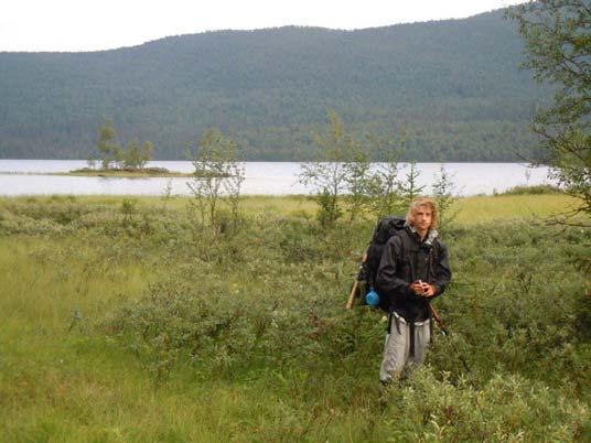 Regnet tilltar och vi ser fram emot att komma ner till stranden till Överst Juktan - där ska vi väl hitta en bra tältplats? Det visar sig vara svårt eftersom området består av sumpskog och myrmark.
