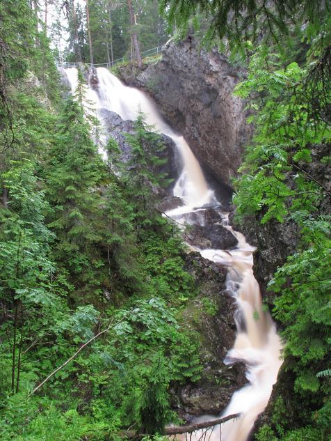Detta gamla kalkbrott som ligger strax norr om Rättvik är naturreservat vilket innebär att man inte får skada växter, ej heller gräva, hacka eller bryta i mark och sten.