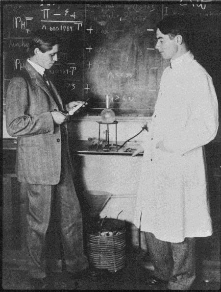 Pionjärinsatser 1926-1938 Foto från 1926 Detta år erhåller Professor The Sve