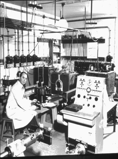 Pionjärinsatser 1926-1938 Professor Arne Tiselius sittande vid sin apparat för gränsyteelektrofores i ett av laboratorierna på Institutionen för fysikalisk kemi och 