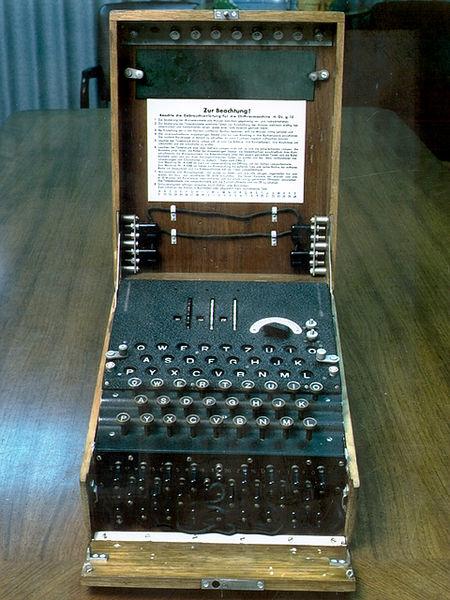 tyska kryptoapparaten Enigma från andra världskriget. Datakompression Informationskällor innehåller ofta mycket redundans.