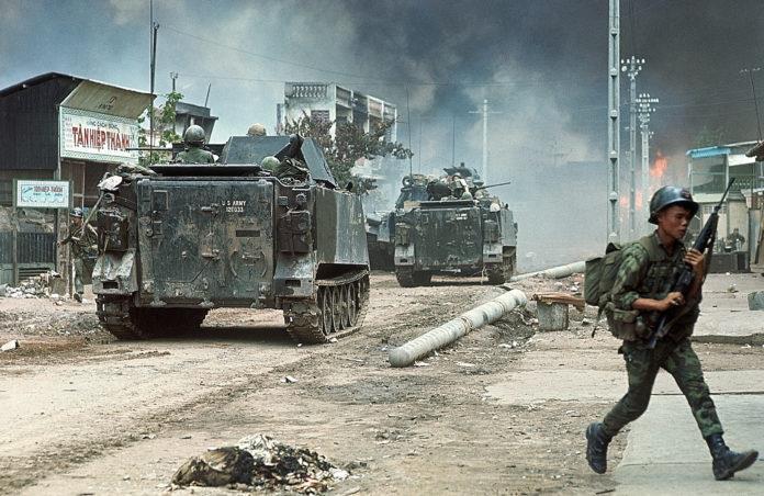 4 En annan mycket spektakulär del i Tet-offensiven var när ett fåtal (vissa källor talar om 18) soldater från FNL-gerillan slog till mot USA:s ambassad i den sydvietnamesiska huvudstaden Saigon.