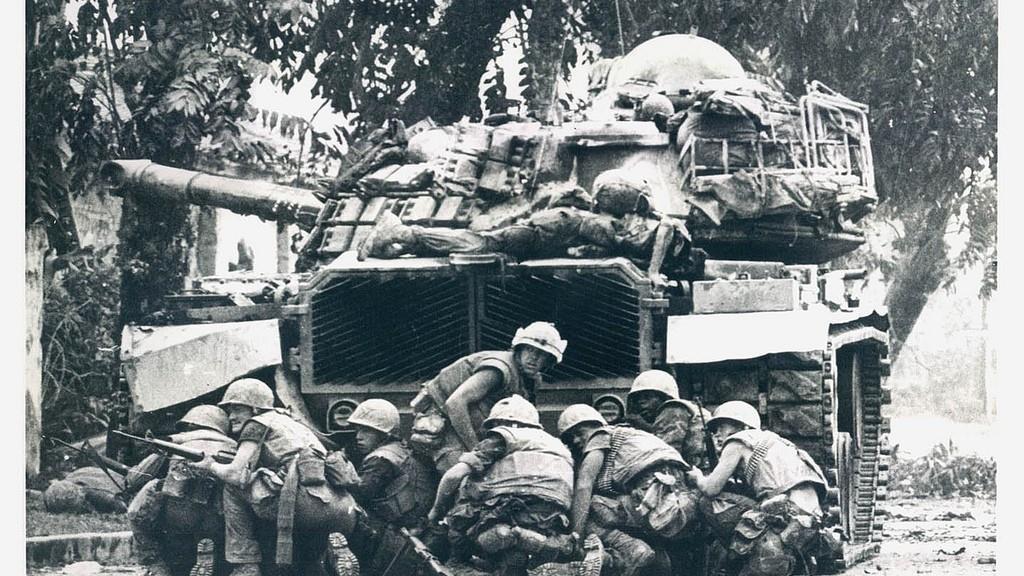 6 av den verkliga Tet-offensiven). Striderna rasade i centrala Saigon (inklusive den amerikanska ambassaden) och fortsatte under lång tid i förorterna.
