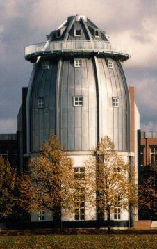 Vi kommer titta in i ett före detta dominikanerkloster som blivit bokhandel och kafé och se såväl klassisk konst som spännande samtidskonst.