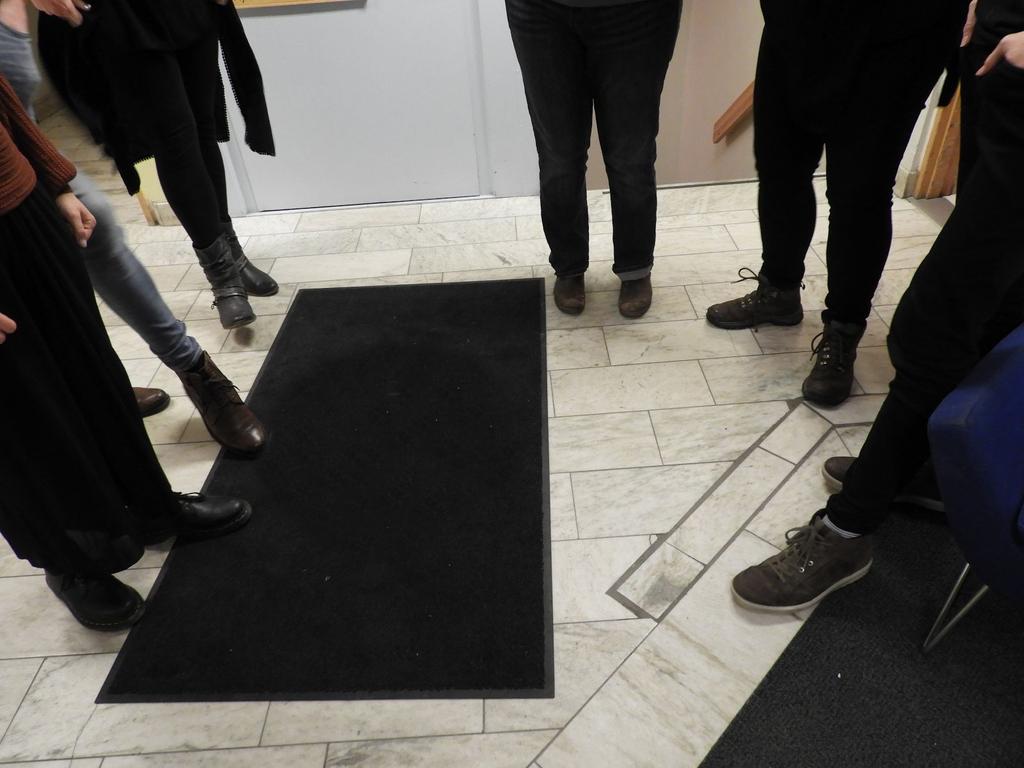 Övningar Övningsdelen är indelad i två delar. Den första delen är teaterövningar som syftar till att öka samarbetet, kreativiteten och få deltagarna att bli mer bekväma.