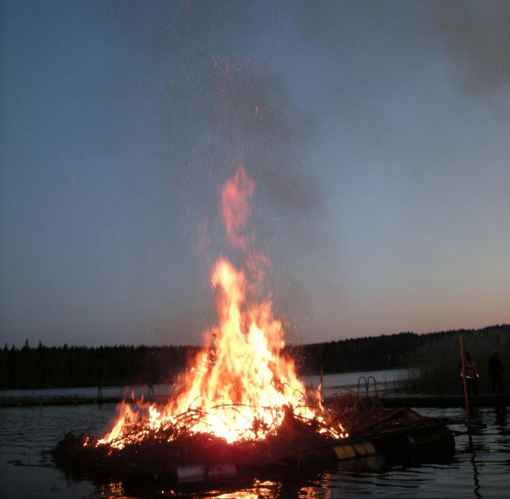 Rapport från en vandring i närheten av Lillsjön våren 2009 Tolv personer under ledning av Inger Lönnevik samlades intill ån vid Nykvarn den 19 april.