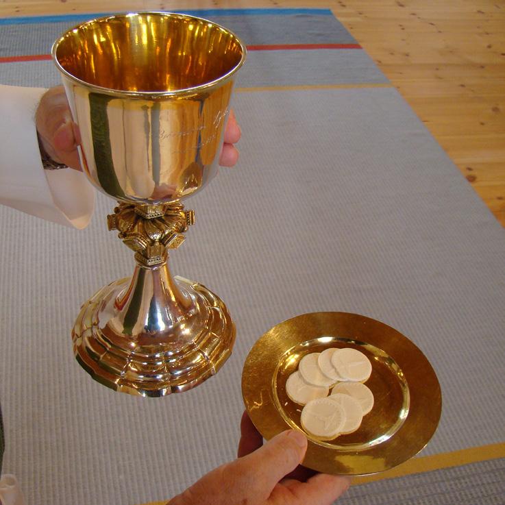 Gudstjänstkunskap IV Kyrkohandboken Hur Svenska kyrkans gudstjänster firas regleras i Den Svenska Kyrkohandboken.