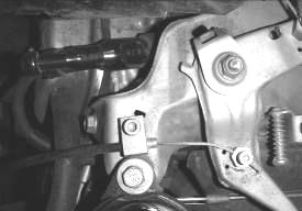 Montering av reglage (FIG 24). Gasreglaget (A) komplett med vajer och hölje, monteras till gasreglagearmens bakre infästning (B) på motorn.