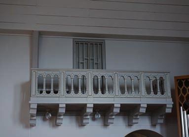 En subwoofer (bashögtalare) placerades på balkongen på norra långhusväggen.