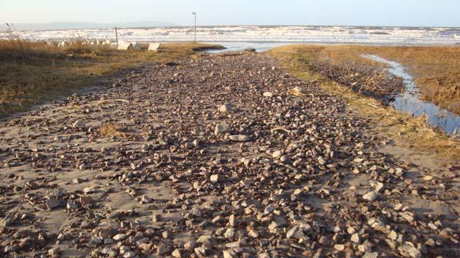 6 Återigen har vägarna fungerat som insläpp för havet. Vattnet har på vissa vägar gått ca 40 meter längre in än på omgivande hed. Berntssons väg efter stormen Berit 2011.
