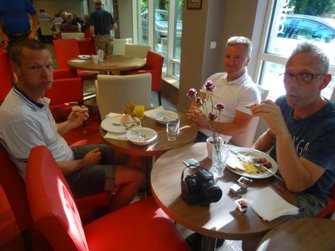 Göran Furberg, Mikael Sjökvist och Per-Anders Berglund äter frukost på hotellet innan rundvandringen i gamla stan i Krakow.