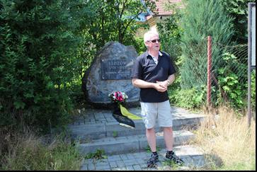Minnessten vid Kliszow från slaget 1702. Björn Tomtlund berättar om minnesstenen och vem som sköter den idag och varför den finns just här.