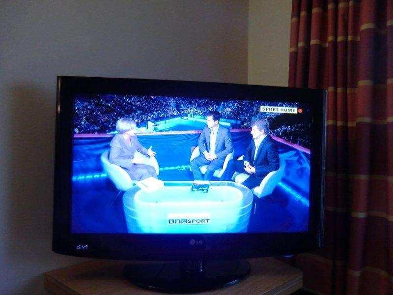 Att se matcherna på TV är i och för sig en upplevelse men går inte att jämföra med att se matcherna på plats i den imponerande Londonarenan.