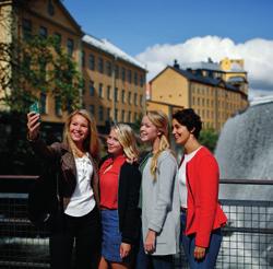 MARKNAD & KOMMUNIKATION MARKNAD & KOMMUNIKATION VI SKA KOMMUNICERA MED ETT DIGITALT FOKUS Genom ett aktivt arbete ska vi ligga i