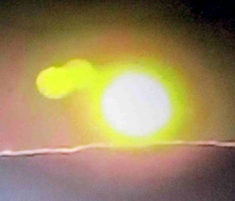 Vi kan också mycket tydligt att samma solljus som omger solen uppstår bakom neutronsolen, dvs.