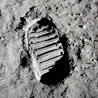 Neil Armstrong var den som först gick på månen.