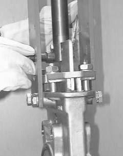 varningsskylt - Isolera ventilen fullständigt från processen - Se till att det inte finns något processtryck på ventilen - Töm ut processvätskan ur ventilen Det enda underhåll som krävs är byte av