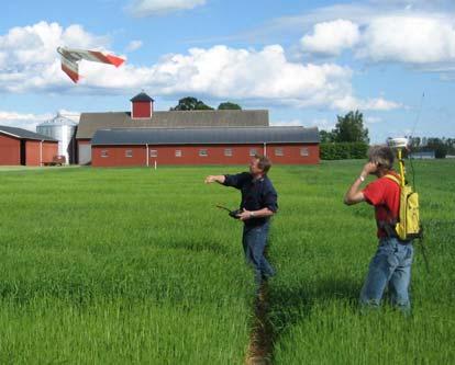 UAV-fotografering i raps Som komplement till ett pågående SLF/SSO-projekt som behandlar möjligheten att bedöma rapsbestånds status och egenskaper med hjälp av markburen N-sensor och bilder från