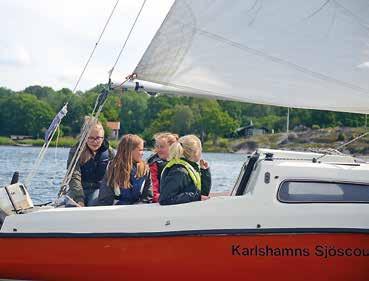 Deltagarna lär sig grunderna i segling och motorbåtskörning och hur man färdas säkert på havet. Foto: Mattias Madsen. Fler bilder på www.batliv.