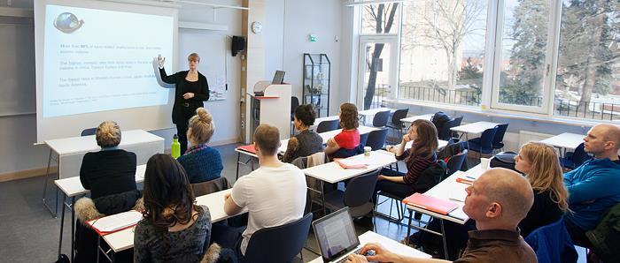 Program- och kursvärderingar genomförs regelbundet i samband med avslut av varje kurs och program. Kursvärderingarna återkopplas till studenterna och används som underlag för vidare kvalitetsarbete.