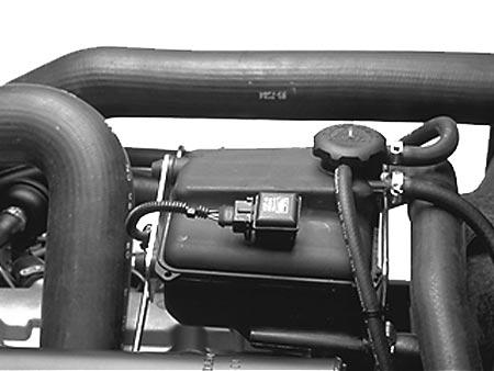 Stäng och spärra huven. 1. Huvspärr Figur 2 KONTROLLERA KYLSYSTEMET (fig. 4) Systemet rymmer 13 l.