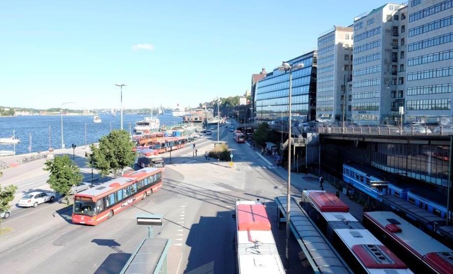 Gränser Stadsgårdsleden tillsammans med intilliggande kaj och förkastningsbrant utgör en stark gräns både visuellt och fysiskt.
