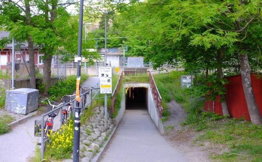 Figur 21 Exempel på gångstråk och passage under Saltsjöbanan Landmärken