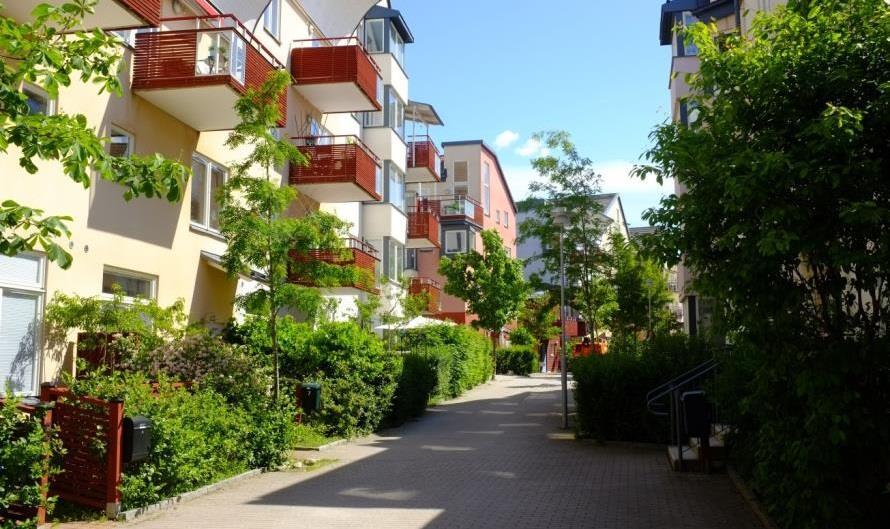 Gångstråk I bostadskvarteren vid Järla sjö finns ett välutvecklat gatu- och gångvägnät.